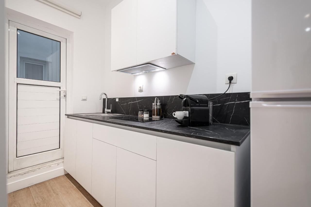 Kriel Suites By Liv Homes Атина Екстериор снимка