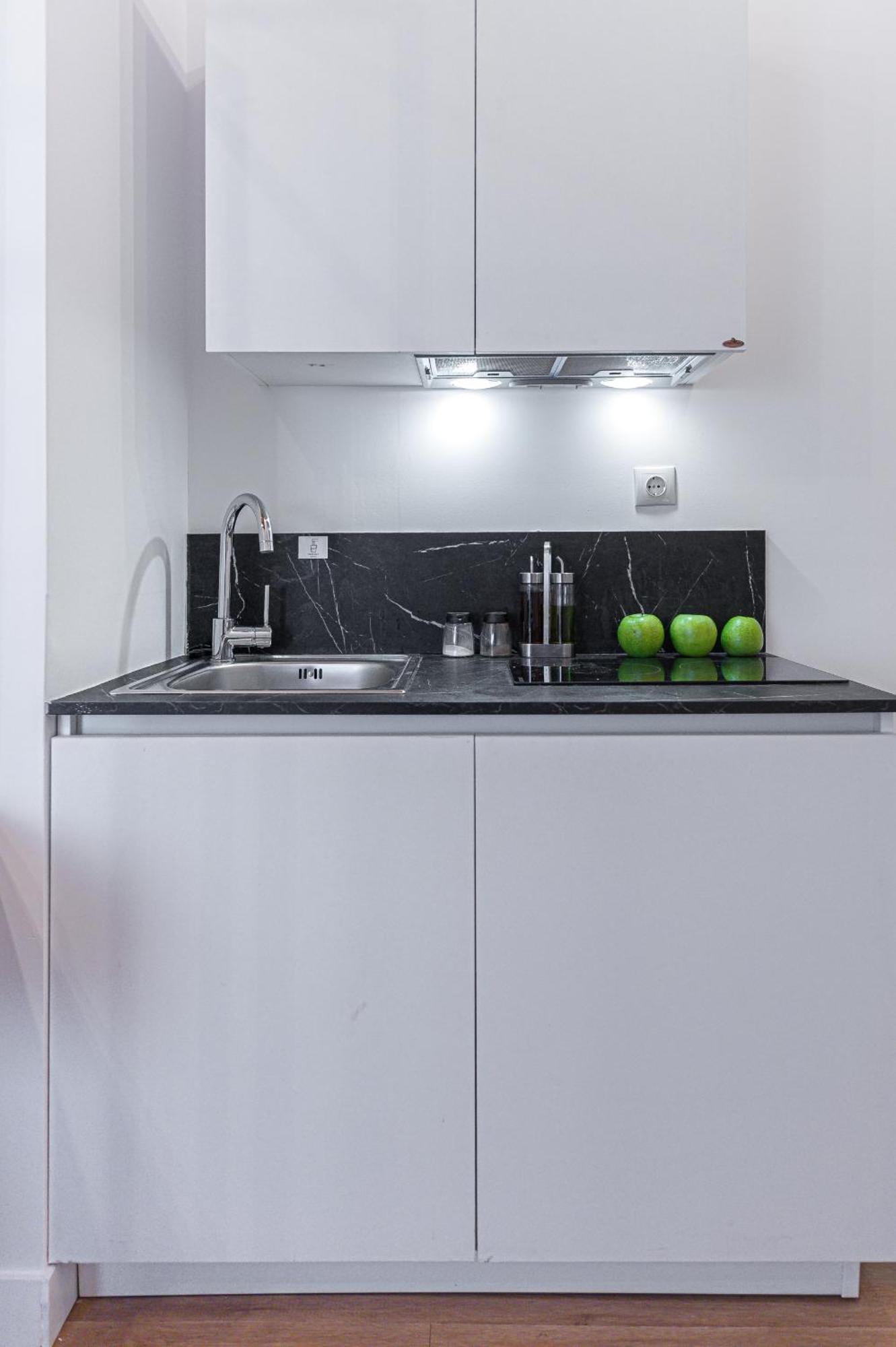 Kriel Suites By Liv Homes Атина Екстериор снимка